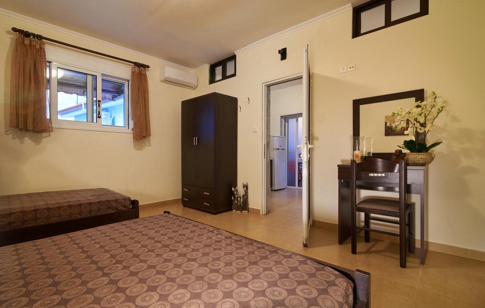 Sunset Studios - Suites With Seaview & Back Side Apartements Toroni Exteriör bild
